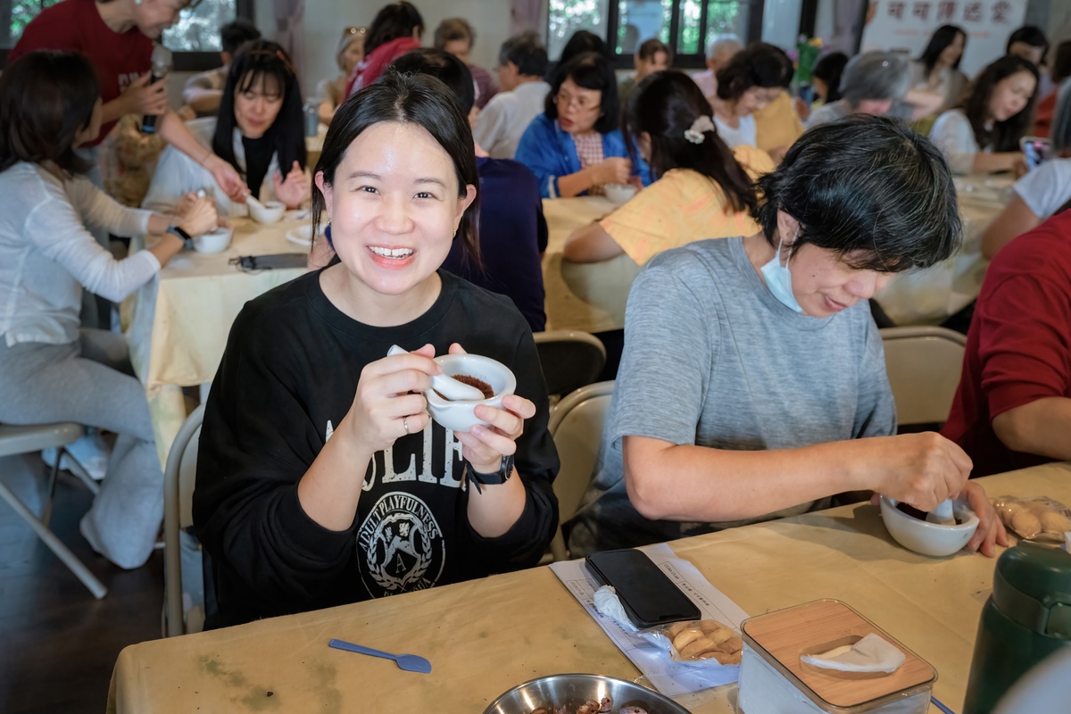 國立中山大學氣膠科學研究中心舉辦「食永續‧可可傳送愛」工作坊，從可可導引參與者連結土地、文化及身心感知。(另開新視窗/jpg檔)圖片