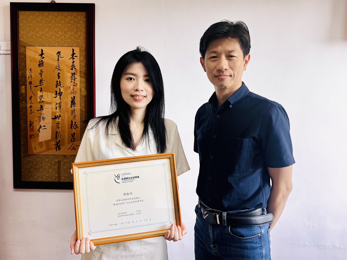 中山大學生物科學系教授李昆澤（右）與博士生陳叡怡（左）。(另開新視窗/jpg檔)圖片