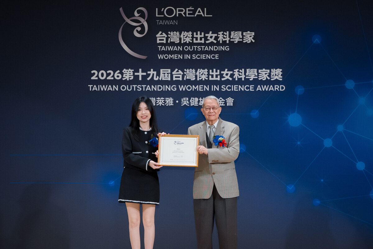 「第十九屆台灣傑出女科學家獎」孟粹珠獎學金得主為中山大學陳叡怡同學（左）與吳健雄學術基金會劉兆漢董事長（右）（圖片來源：台灣傑出女科學家獎）。(另開新視窗/jpg檔)圖片