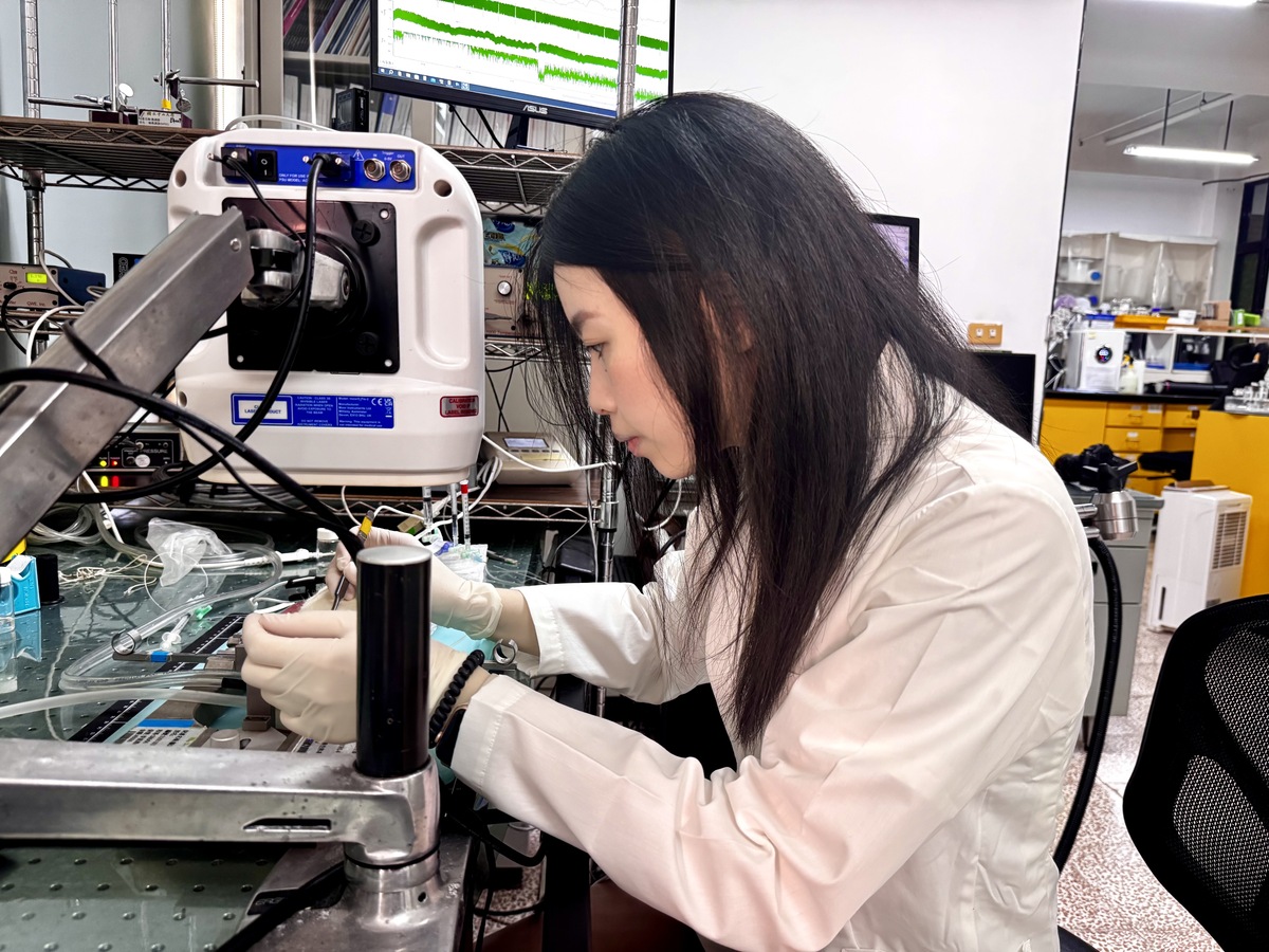 努力熱忱成就科研之路　中山大學陳叡怡同學獲台灣傑出女科學家獎學金(另開新視窗/jpg檔)圖片