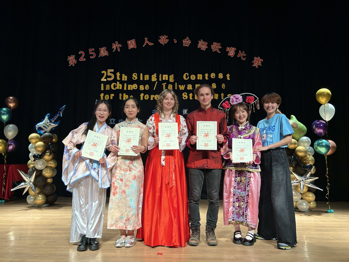 主持人群(左起) 越南江玉葉、越南段女玄莊、波蘭吳利亞、匈牙利高明軒、越南范氏玉珍、指導老師劉韋秀(另開新視窗/jpg檔)圖片