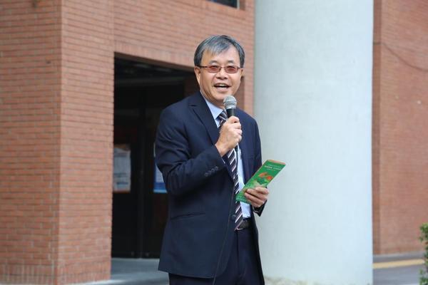 鄭英耀校長與教職同仁互道恭喜(另開新視窗/jpg檔)圖片