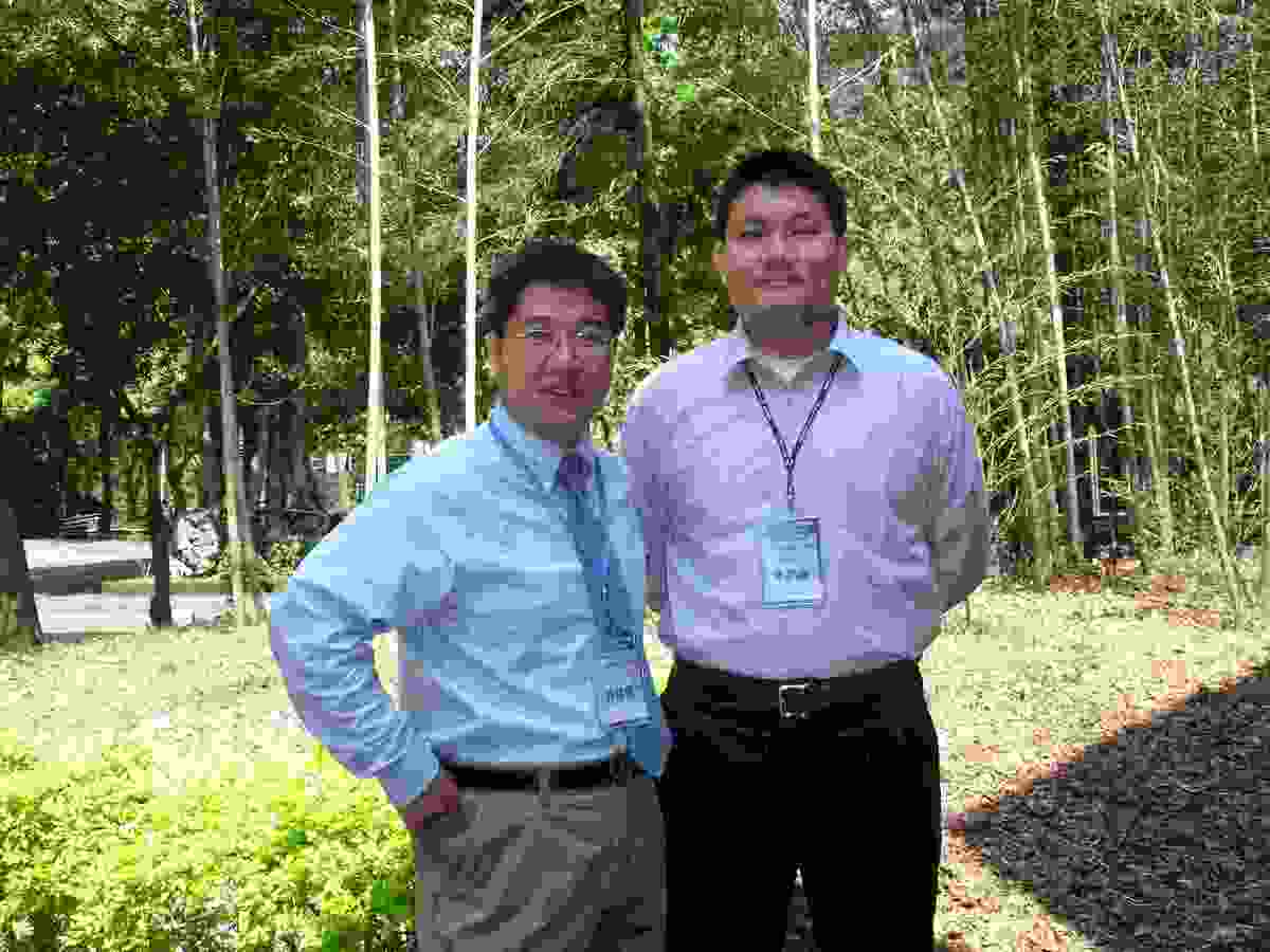 代表中山參加的兩位與談教授--機電系林哲信(左)與朱訓鵬老師(右)(另開新視窗/jpg檔)圖片