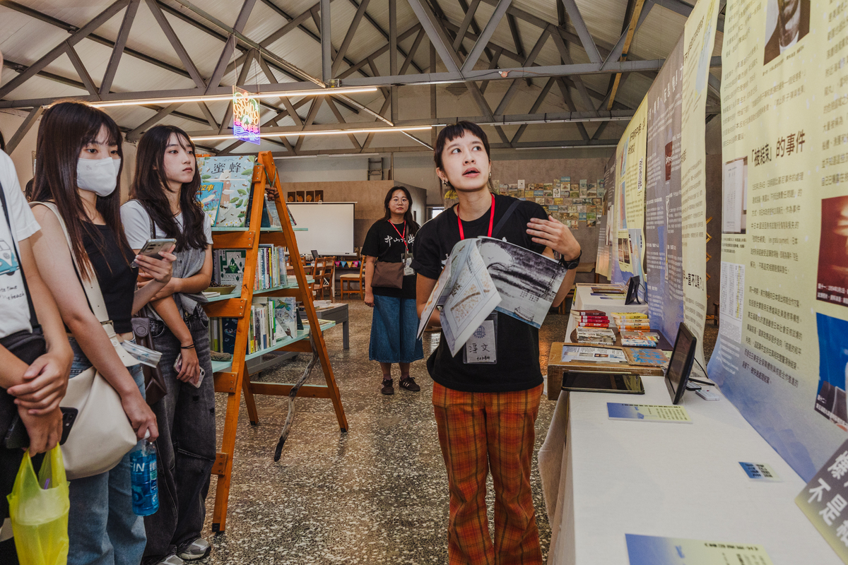中山大學學生吳靜文導覽「核‧曝露‧慢暴力」展覽(另開新視窗/jpg檔)圖片
