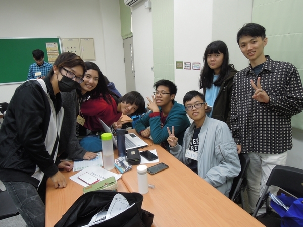 圖說：中山大學社會系大三學生翟宗信（右一）出身偏鄉，因深感城鄉教育落差，在中山大學及教育部起飛計畫補助支持下，前往台東提供高中生免費課輔。（照片：翟宗信提供）(另開新視窗/jpg檔)圖片