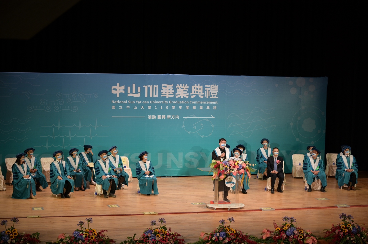 中山大學化學系陳旻代表畢業生致詞(另開新視窗/jpg檔)
