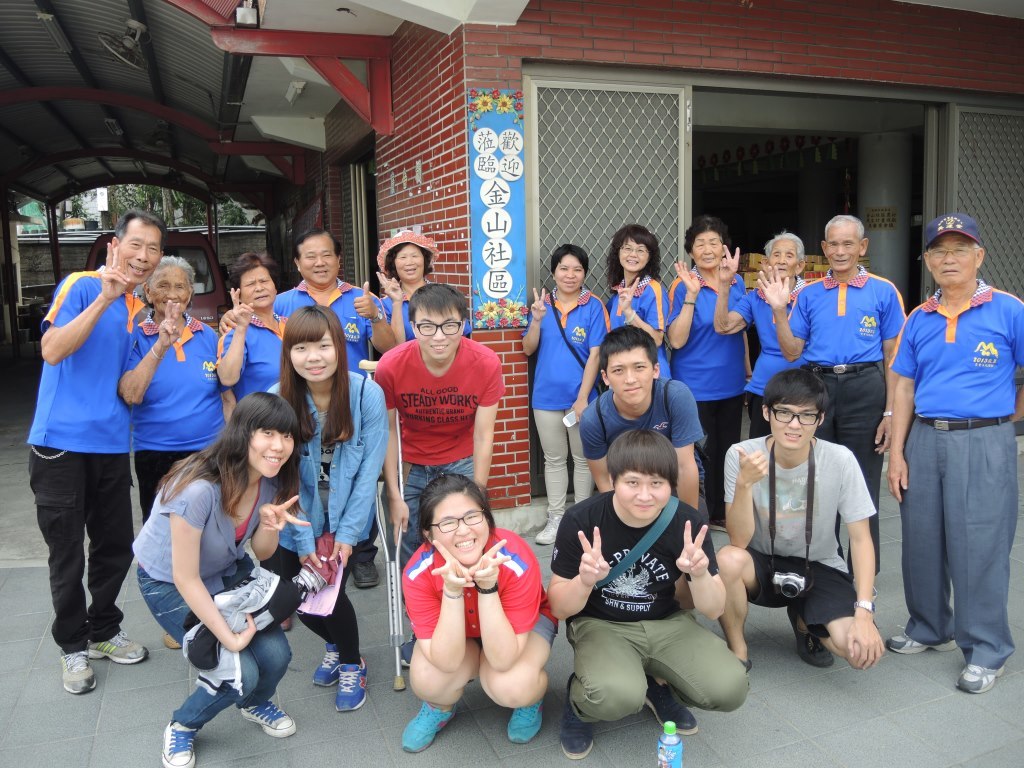 同學與居民合影(另開新視窗/jpg檔)圖片