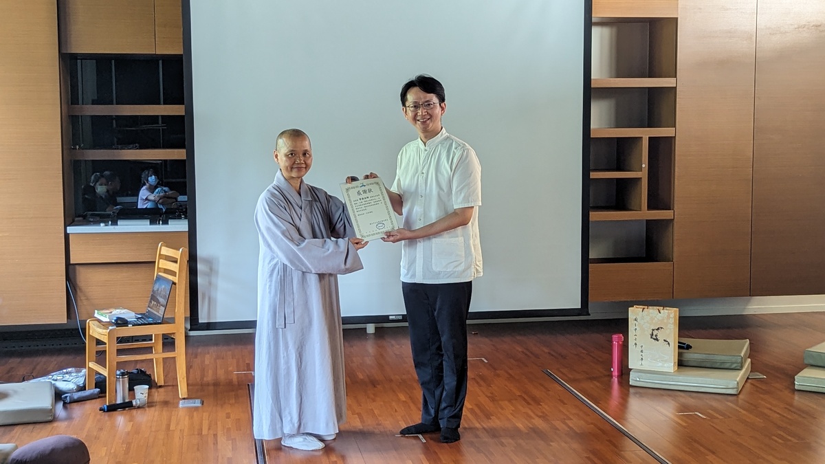 中山中文系吳孟謙老師(右)致贈感謝狀(另開新視窗/jpg檔)圖片