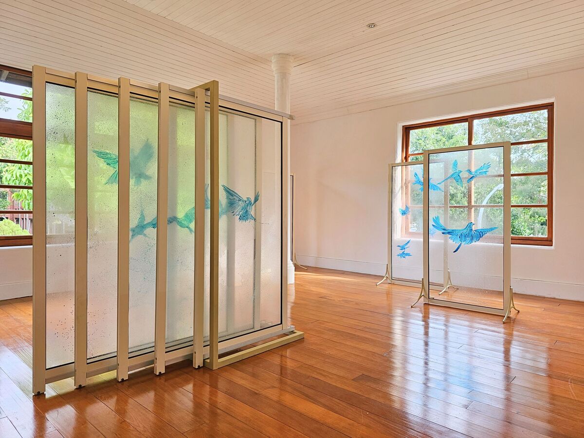 〈To be〉以余光中對「存在」的哲思為出發點，運用生成式影像與互動投影，透過觀者的移動與凝視，讓詩意在光影交錯間不斷生成、流動與消逝，呼應詩人對生命流變的探問(另開新視窗/jpg檔)圖片