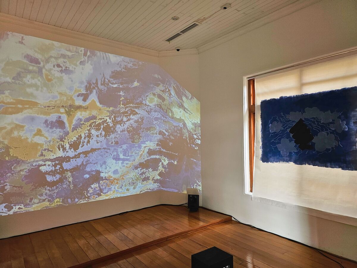 〈花韻流影〉取材自余光中〈水仙操：弔屈原〉將「水仙」與「操」分別象徵形象與樂律，融合彩繪、聲音與AI演算，讓畫布上的花影隨之閃爍。(另開新視窗/jpg檔)圖片