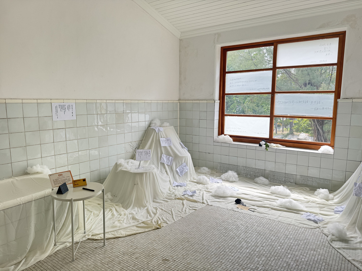 〈失焦〉利用原有的空間屬性，以霧面塑膠與棉絮等媒材，來模擬不斷漫出浴缸的水珠或泡沬，再現冬日時常蔓延而出的蕭寂情緒。(另開新視窗/jpg檔)圖片