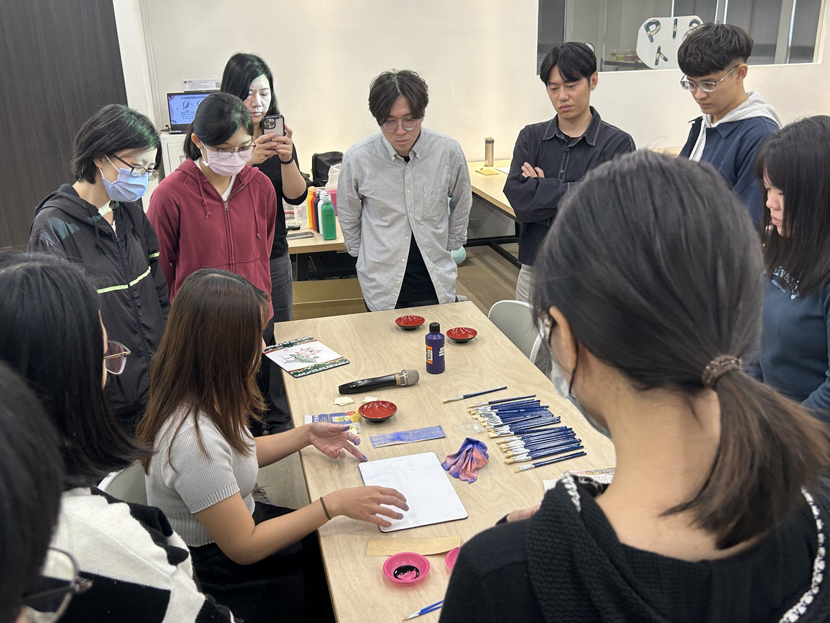 蒔蒔刻刻工作室負責人黃靜怡帶領學生進行彩繪實作(另開新視窗/jpg檔)圖片