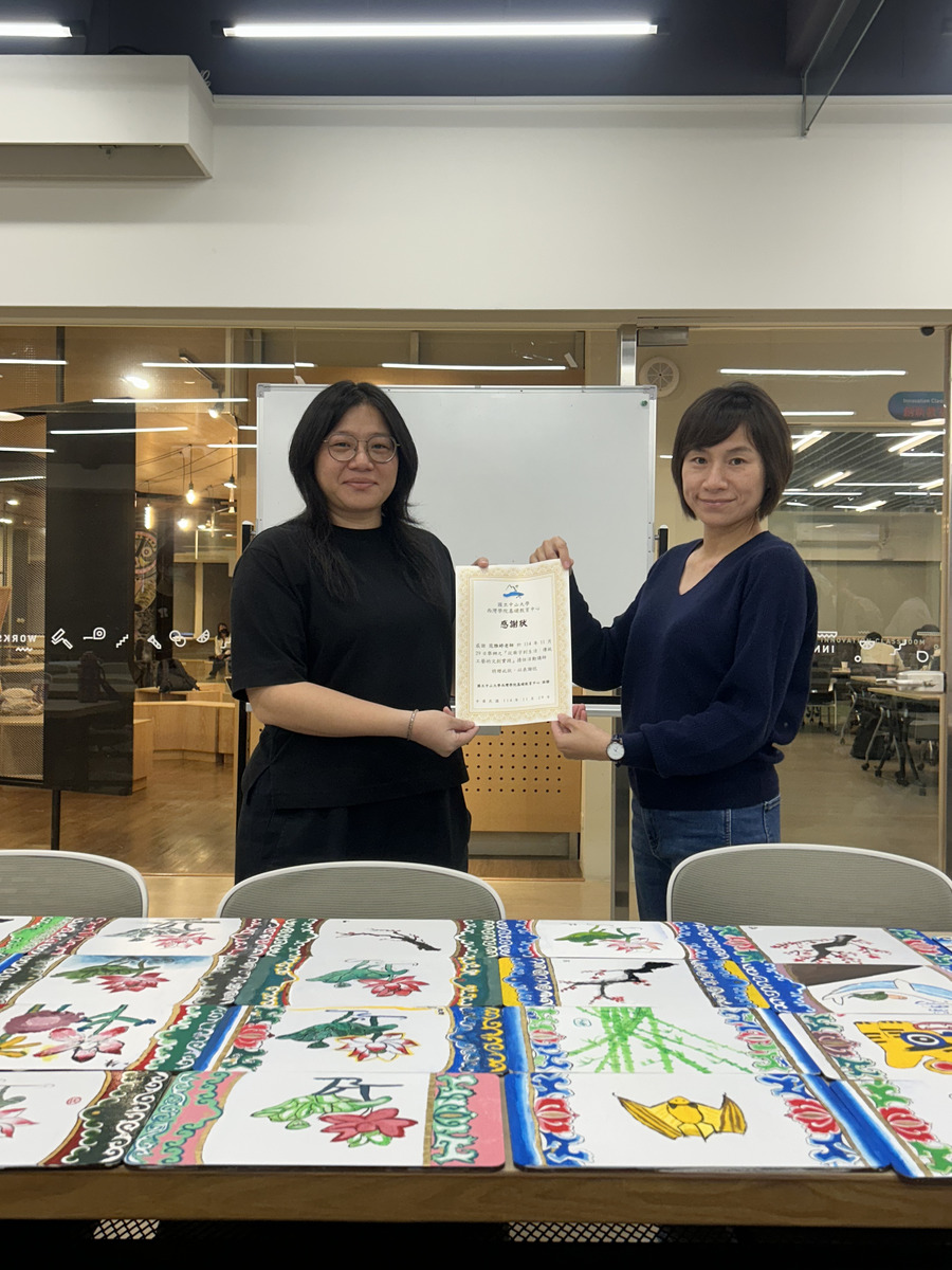 西灣學院黃郁晴老師（右）致贈感謝狀予臺藝大范雅婷老師（左）(另開新視窗/jpg檔)圖片