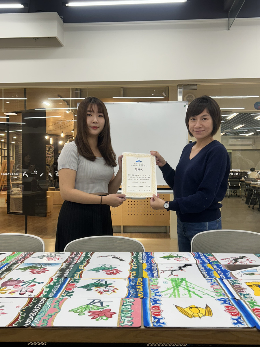 致贈感謝蒔蒔刻刻工作室負責人黃靜怡老師（左）(另開新視窗/jpg檔)圖片