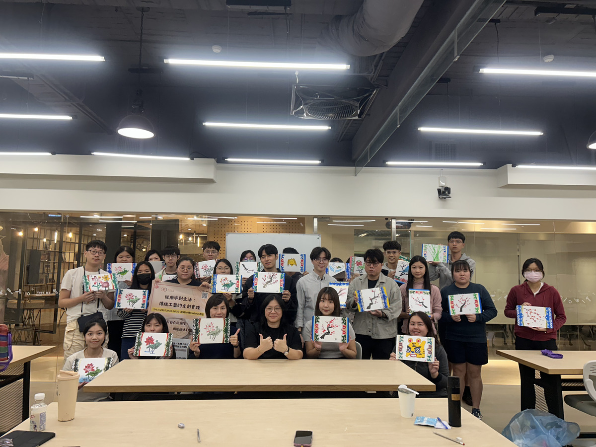 西灣學院「從廟宇到生活：傳統工藝的文創實踐」微學分課程合影(另開新視窗/jpg檔)圖片