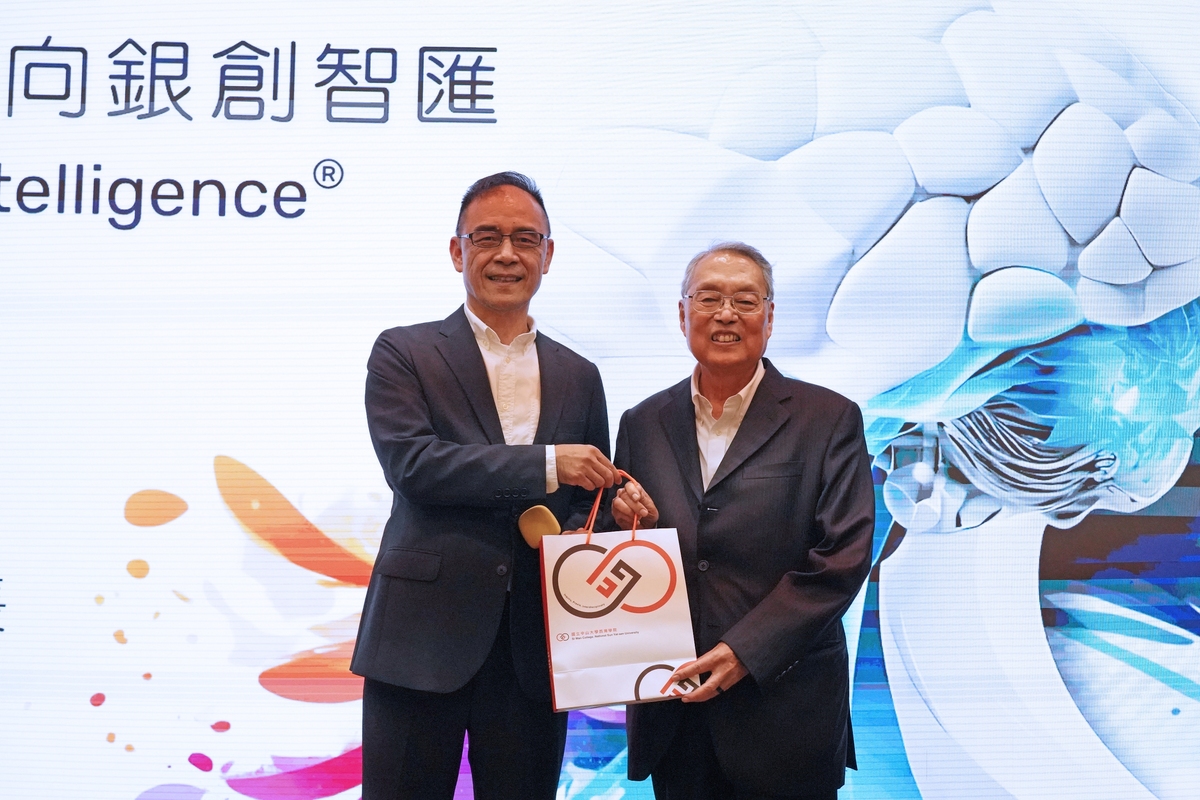 西灣學院王宏仁院長（左）致贈紀念品(另開新視窗/jpg檔)圖片