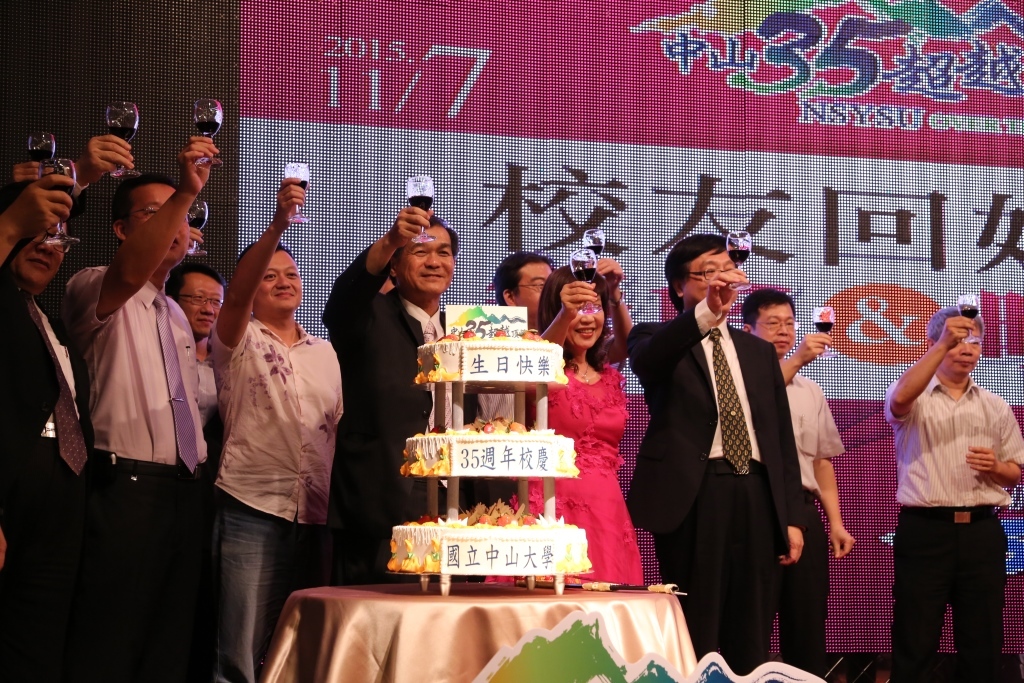 校長與系友會會長舉杯祝福(另開新視窗/jpg檔)圖片