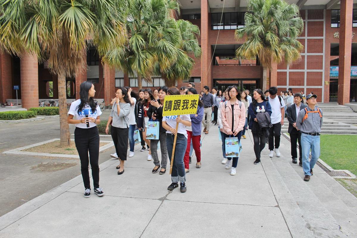 高中生和家長參觀校園(另開新視窗/jpg檔)圖片