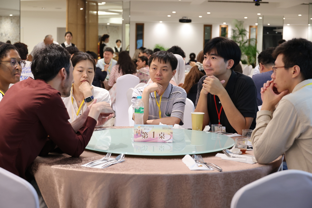 資深教師擔任桌長分組交流座談(另開新視窗/jpg檔)圖片