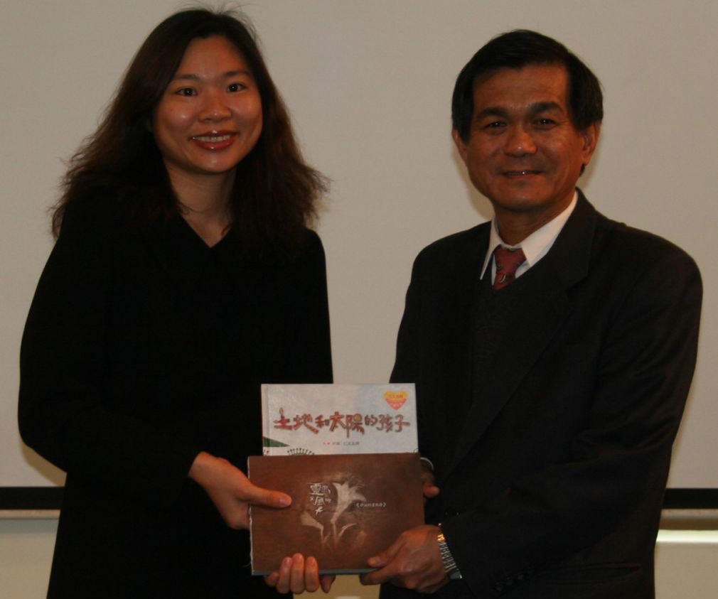 伊誕‧巴瓦瓦隆助理郭老師(左)代表致贈作品集(另開新視窗/jpg檔)圖片