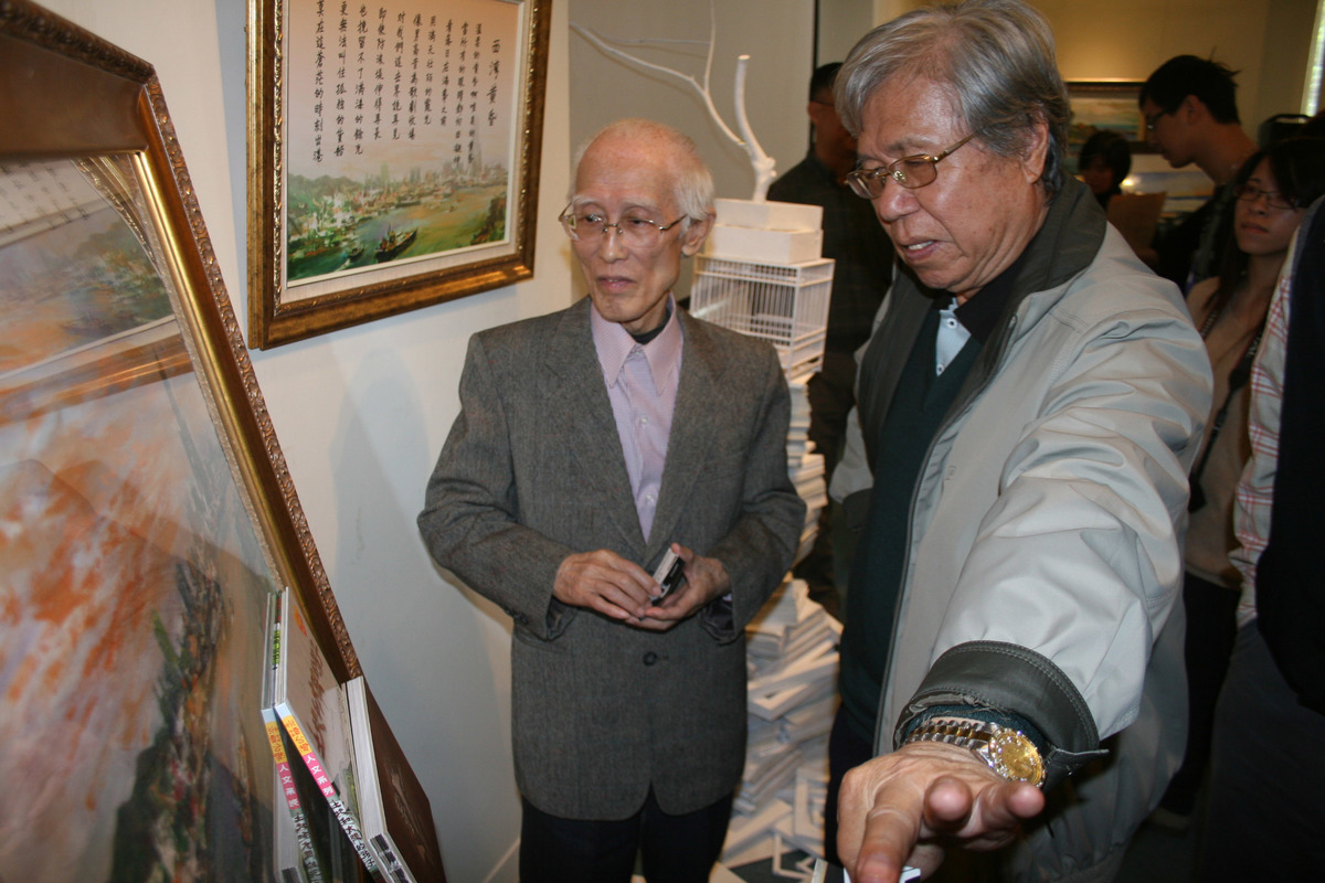 余光中大師與曾文忠大師共同賞畫(另開新視窗/jpg檔)圖片