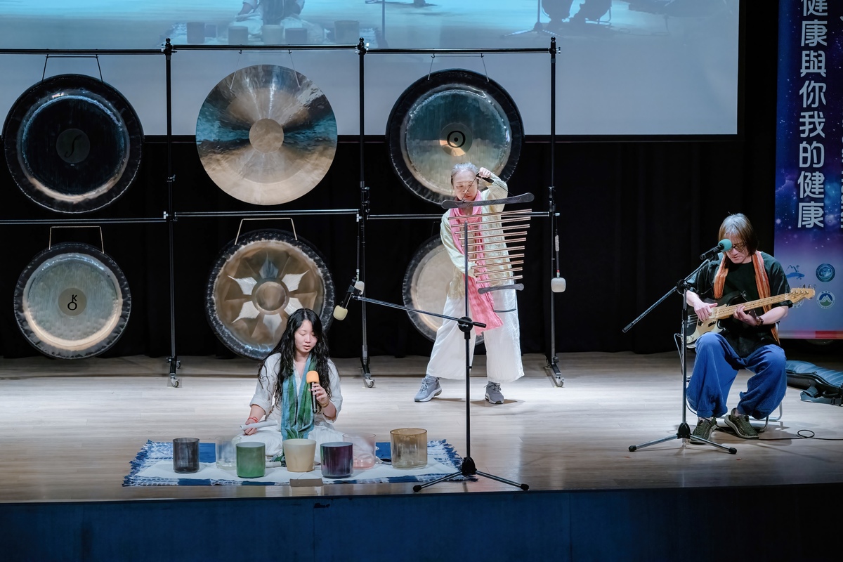 「量子的世界，行星健康與你我的健康」國際工作坊在銅鑼宇宙樂坊演奏的銅鑼樂曲「宇宙的呢喃」中揭開序幕。(另開新視窗/jpg檔)圖片
