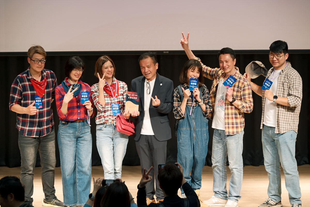 「燃志創新 Ignite Will隊」指導老師徐士傑教授（中）與隊員合影(另開新視窗/jpg檔)圖片