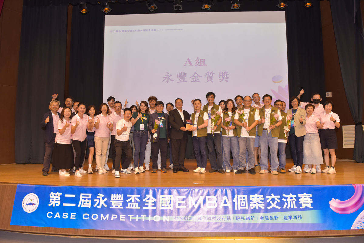 獲得A組永豐金質獎的中山大學「大家一路發隊」眼眶泛淚表示，備賽過程雖需在工作與家庭之間投入大量時間與心力，但也因此凝聚出深厚情誼與「中山人一家人」的團隊精神。團隊指出，個案競賽的關鍵在於持續收斂與整合多元意見，並在反覆討論與修正中，建立共識並提升決策品質。(另開新視窗/jpg檔)圖片