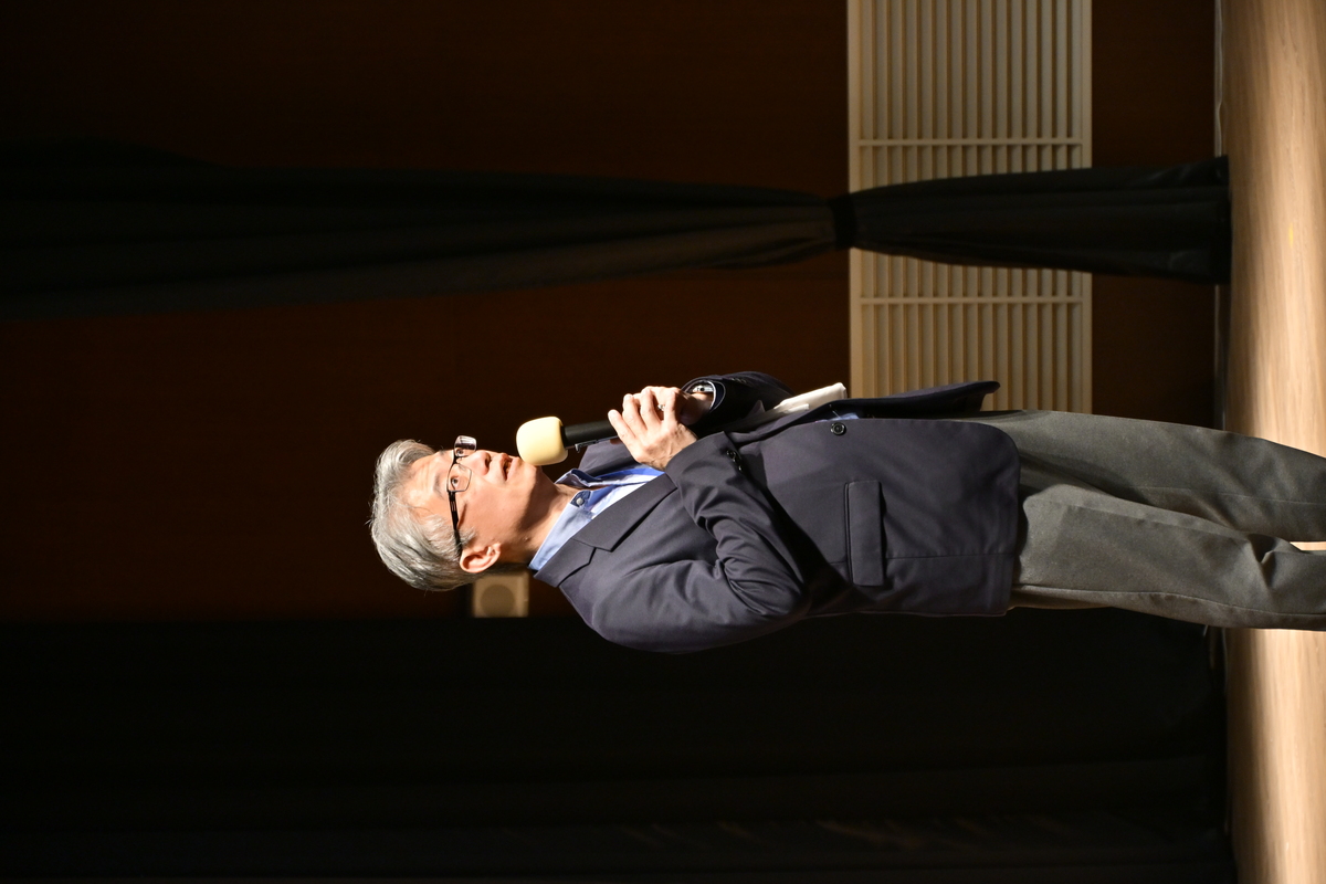 國立臺北科技大學管理學院院長范書愷以「挫其銳，解其紛，和其光，同其塵」共勉全場，並邀請各校明年相聚臺北。(另開新視窗/jpg檔)圖片