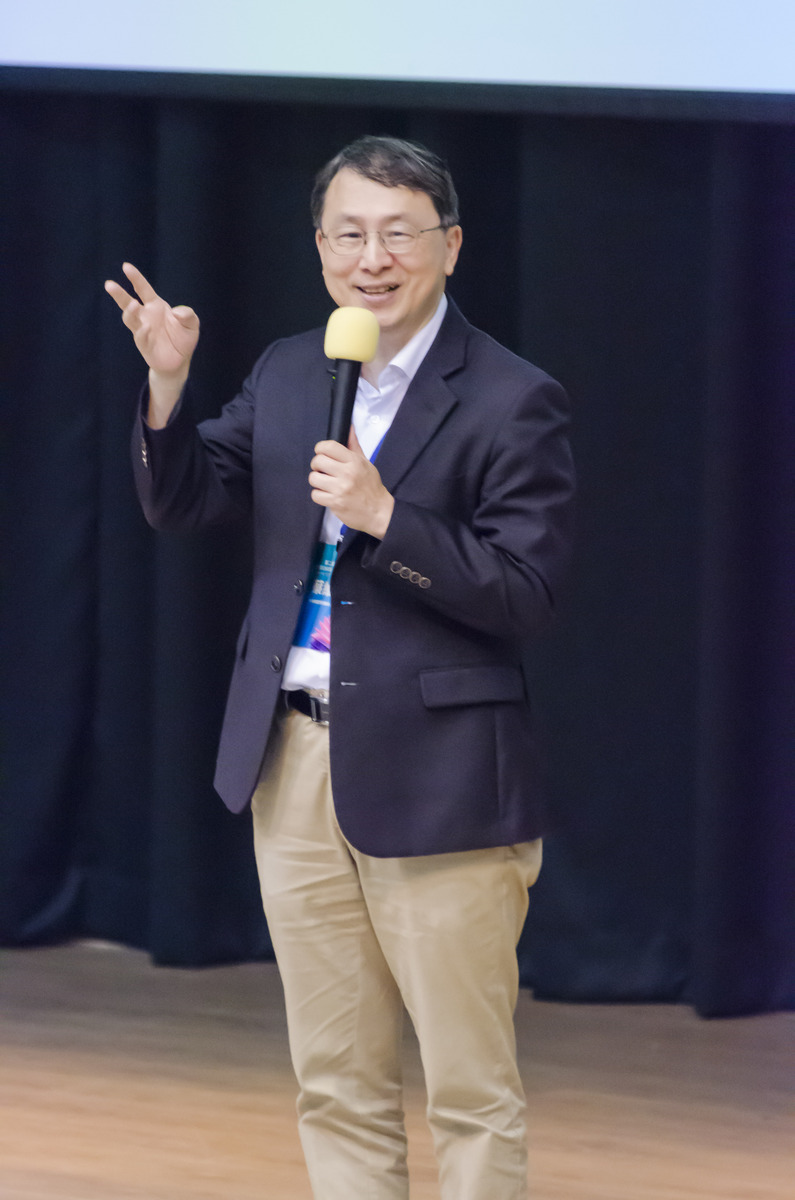 台灣商管學院聯合會理事長蔡維奇致詞時，肯定本屆賽事提升評審配置，為參賽學長姐打造更嚴謹、公平的競技舞台。(另開新視窗/jpg檔)圖片