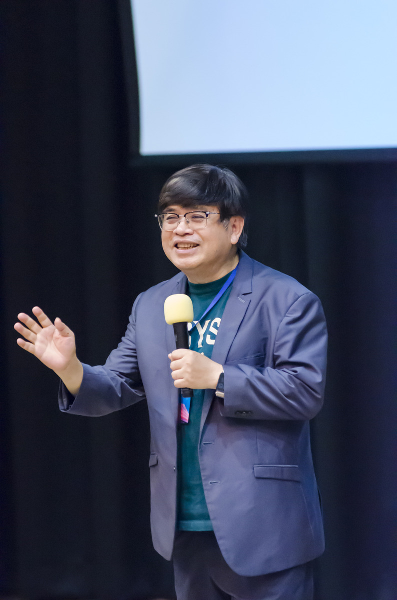 國立中山大學管理學院院長林豪傑肯定選手日以繼夜備賽所展現的企業家精神，期許這份洞察與應變能力成為未來事業生生不息的動能。(另開新視窗/jpg檔)圖片