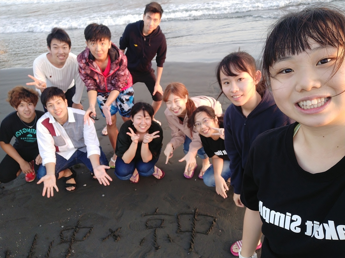 資管系學生和中京大學學生到西子灣沙灘刻下友情印記.(另開新視窗/jpg檔)