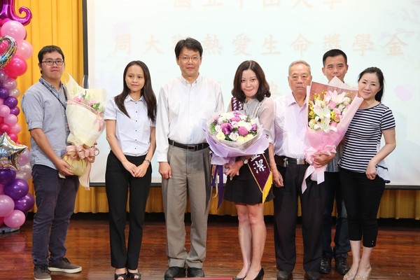 中山大學經濟學研究所所長楊淑珺（左二）、黃盈潔指導教授、中山大學經濟學研究所副教授劉楚俊、黃盈潔及家人(另開新視窗/jpg檔)圖片