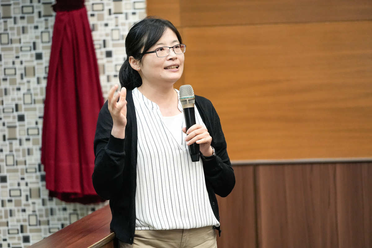 主持人、中山大學社會創新研究所賴慧玲助理教授與現場聽眾互動(另開新視窗/jpg檔)圖片