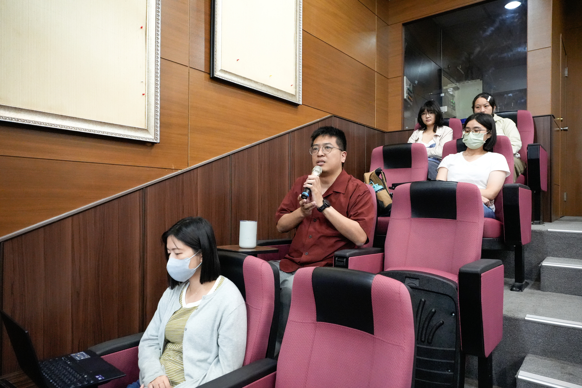 國立中山大學社會科學院全球公民權碩士學位學程吳嘉倫助理教授提問(另開新視窗/jpg檔)圖片
