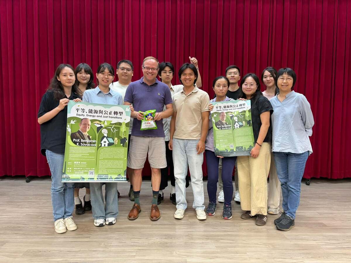 Benjamin Sovacool教授與中山社會系師生合影，學生致贈台灣特色零食乖乖。圖／邱花妹(另開新視窗/jpg檔)圖片