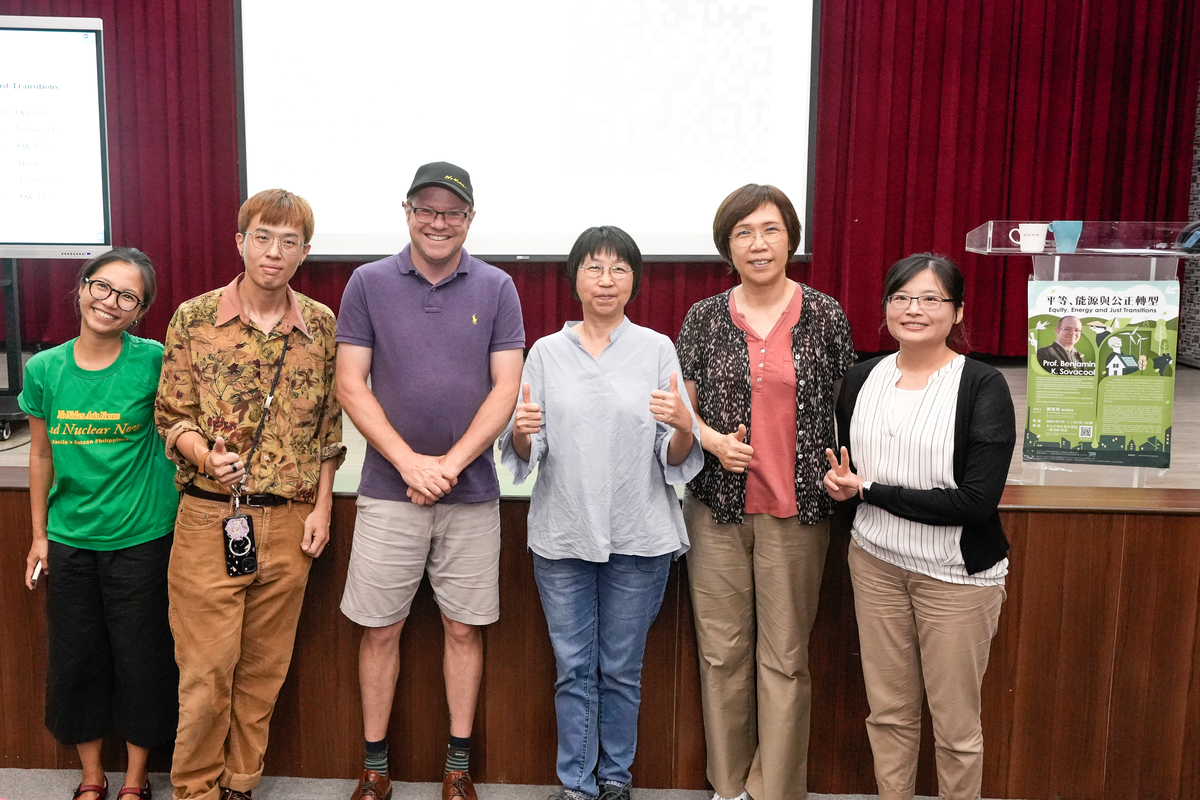 Benjamin Sovacool教授與中山大學社會系邱花妹副教授、社創所賴慧玲助理教授、地球公民基金會執行長王敏玲等人合影(另開新視窗/jpg檔)圖片