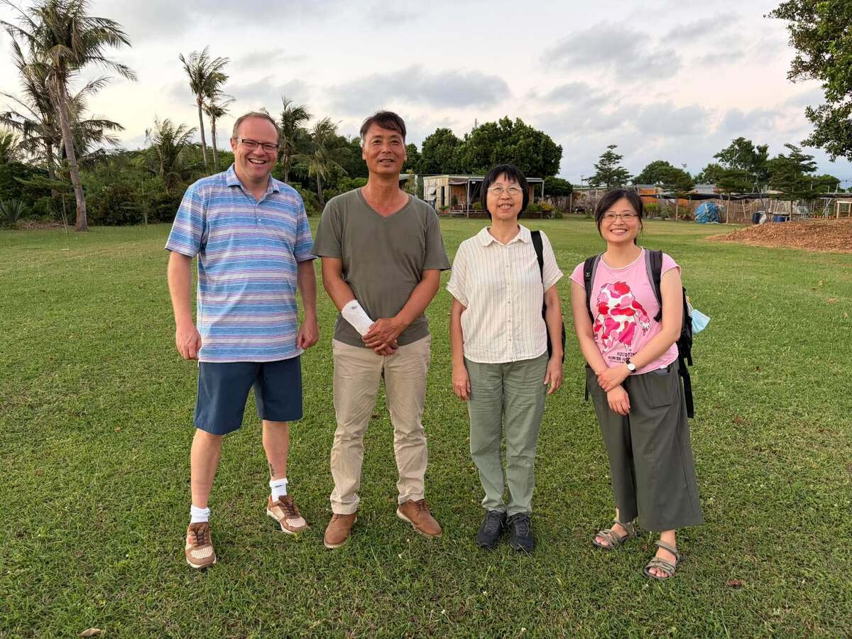 中山大學社會系邱花妹副教授、社創所助理教授賴慧玲、屏東大學社會發展系副教授邱毓斌陪同Benjamin Sovacool教授拜會在屏東核能安全監督委員會委員、在地有機農張清文，了解其對核電廠的看法。(另開新視窗/jpg檔)圖片