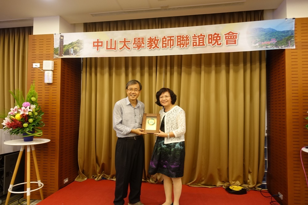 表揚2017年師鐸獎得主，物理系教授蔡秀芬副校長(右)(另開新視窗/jpg檔)圖片