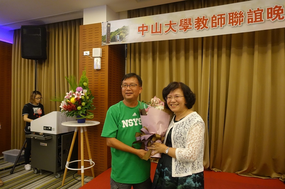 秘書室獻花恭賀蔡秀芬副校長(另開新視窗/jpg檔)圖片