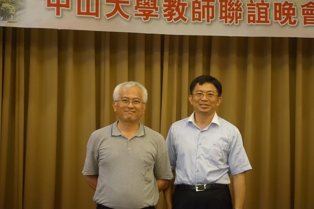 現任教師聯誼會會長李志鵬教授(右)交棒給新任會長游淙祺教授(另開新視窗/jpg檔)圖片