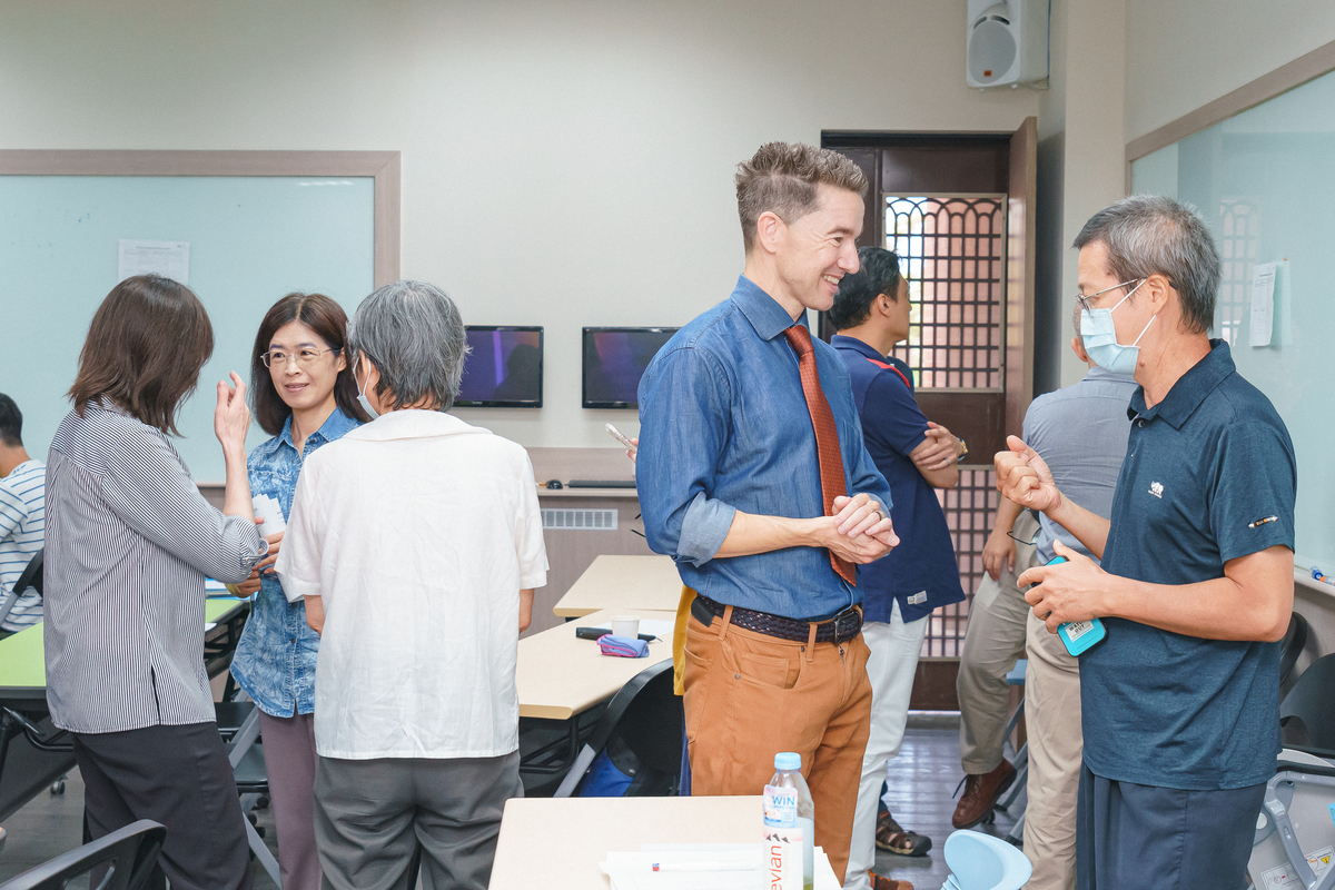 ASU講師Vincent Lauter與學員進行討論(另開新視窗/jpg檔)圖片