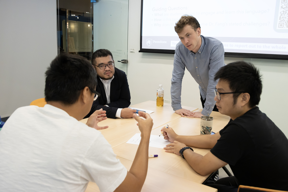 PSU助理教授Jacob Reiker加入學員小組討論(另開新視窗/jpg檔)圖片