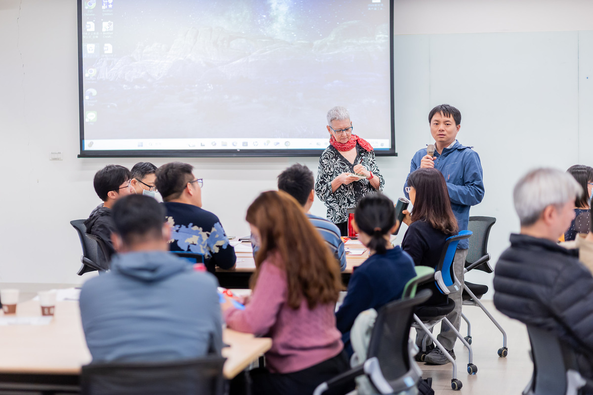 中山大學劇藝系客座教授Tobie Stein邀請參訓學員分享討論心得(另開新視窗/jpg檔)圖片