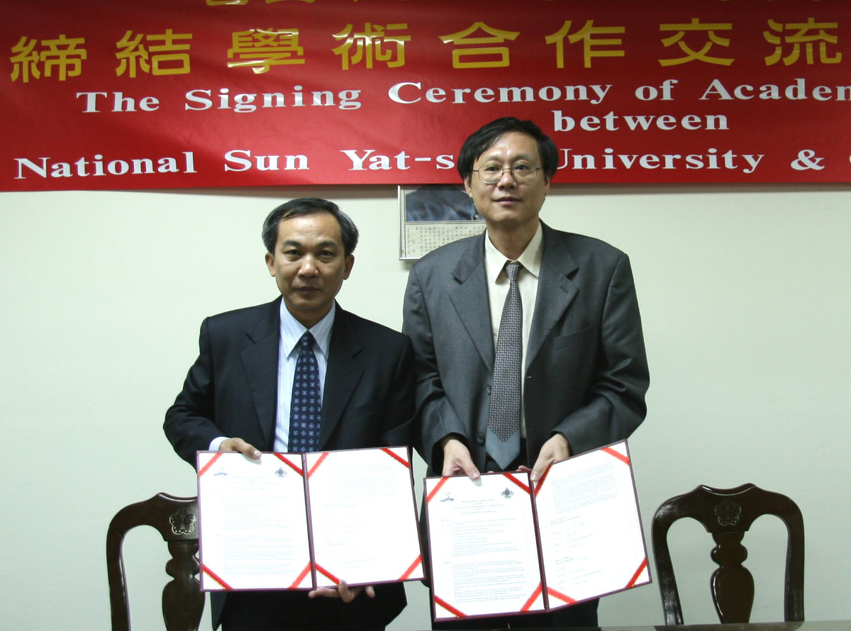 越南肯特大學副校長黎越勇(左)與中山大學副校長翁金輅(右)簽署學術合作備忘錄(另開新視窗/jpg檔)圖片