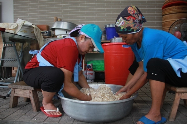 社區媽媽們進行年糕料理加工製作(另開新視窗/jpg檔)圖片