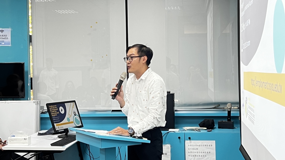 長期關注國際生議題並積極參與校內相關活動的校友、中山大學博士後研究員阮俊陽擔任主持，串聯講者與學生之間的交流，活動氛圍包容且充滿活力。(另開新視窗/jpg檔)圖片