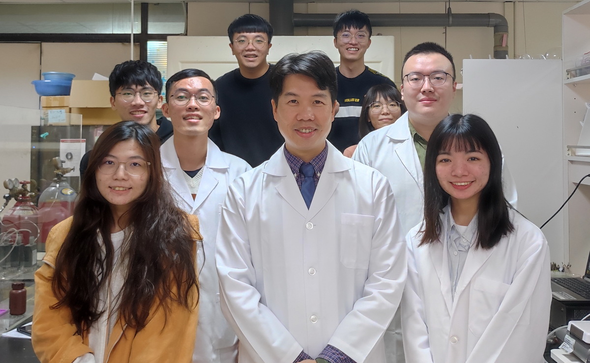 國立中山大學化學系教授陳軍互（前排左二）帶領研究團隊，突破大規模生產氫能與高解析電子導線技術，兩項創舉共獲國際發明5獎。
