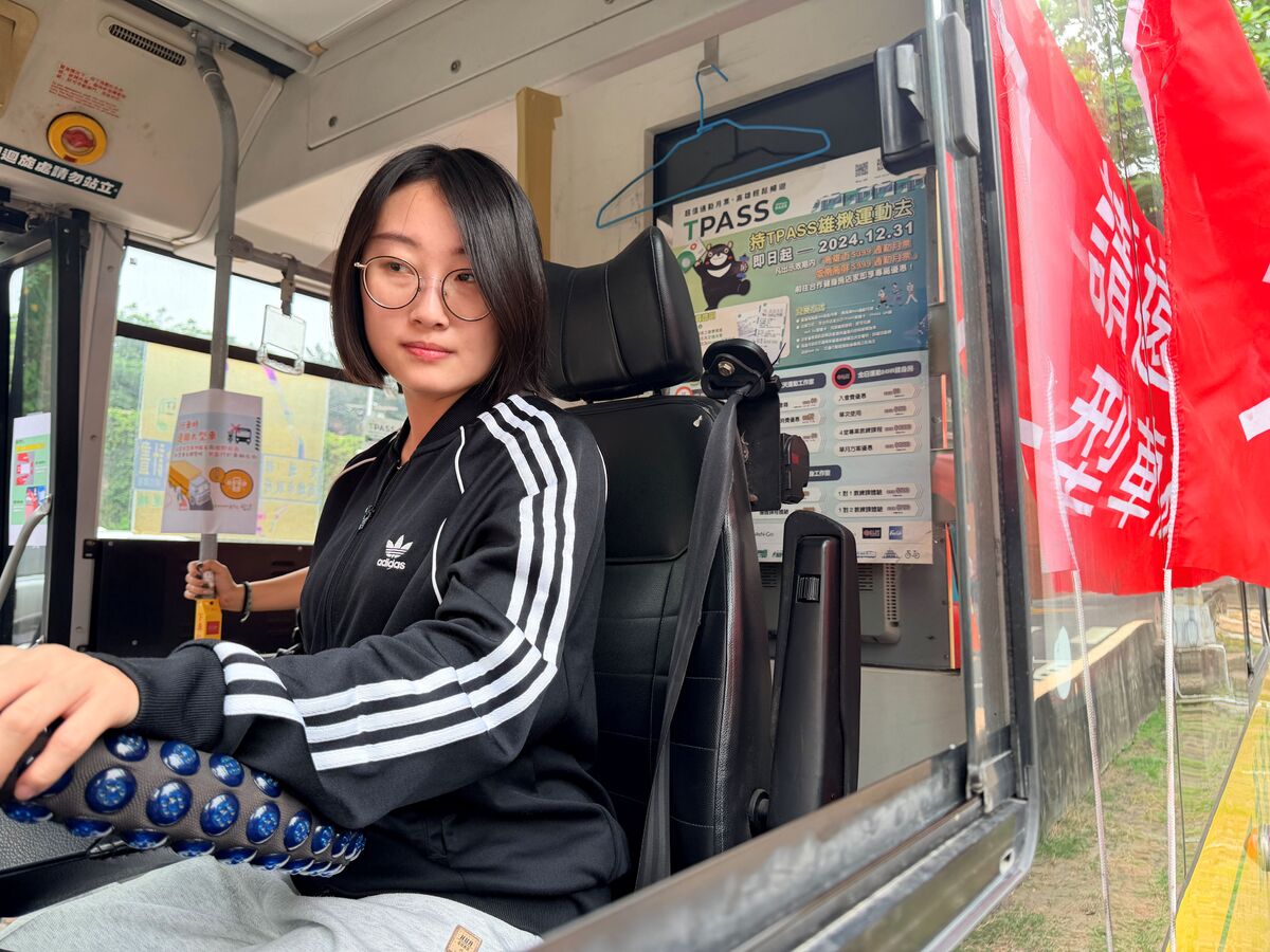 國立中山大學舉辦「交通安全週」，特別規劃大型車視野死角體驗活動，讓全校教職員生輪番登上大型車，從駕駛視角「換位思考」，親身體驗視線盲區。(另開新視窗/jpg檔)圖片