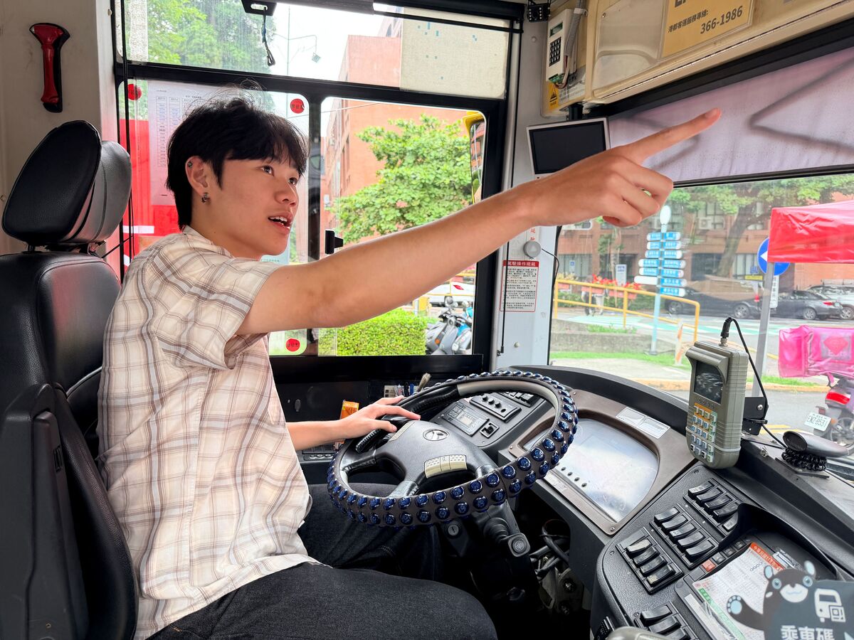 國立中山大學舉辦「交通安全週」，特別規劃大型車視野死角體驗活動，讓全校教職員生輪番登上大型車，從駕駛視角「換位思考」，親身體驗視線盲區。(另開新視窗/jpg檔)圖片